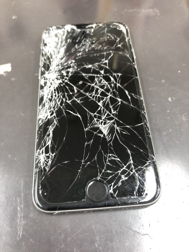 iPhone 6S ガラス割れ修理 境港市】誤作動してロックが掛かる前に画面