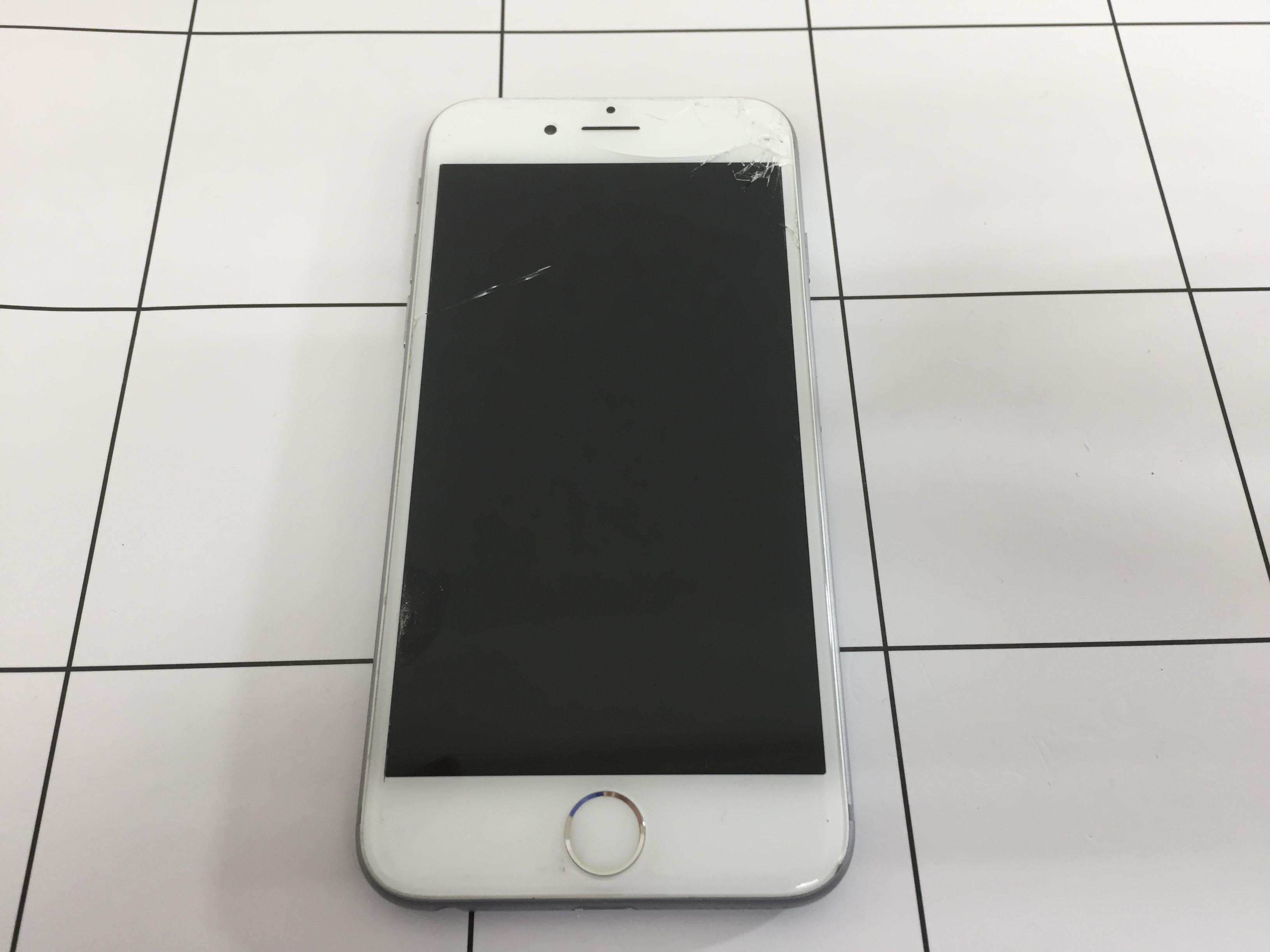 iPhone６の画面交換！！　JR船橋、京成船橋から歩いて５分！！　あなたのアイフォン格安でお直し致します！！！