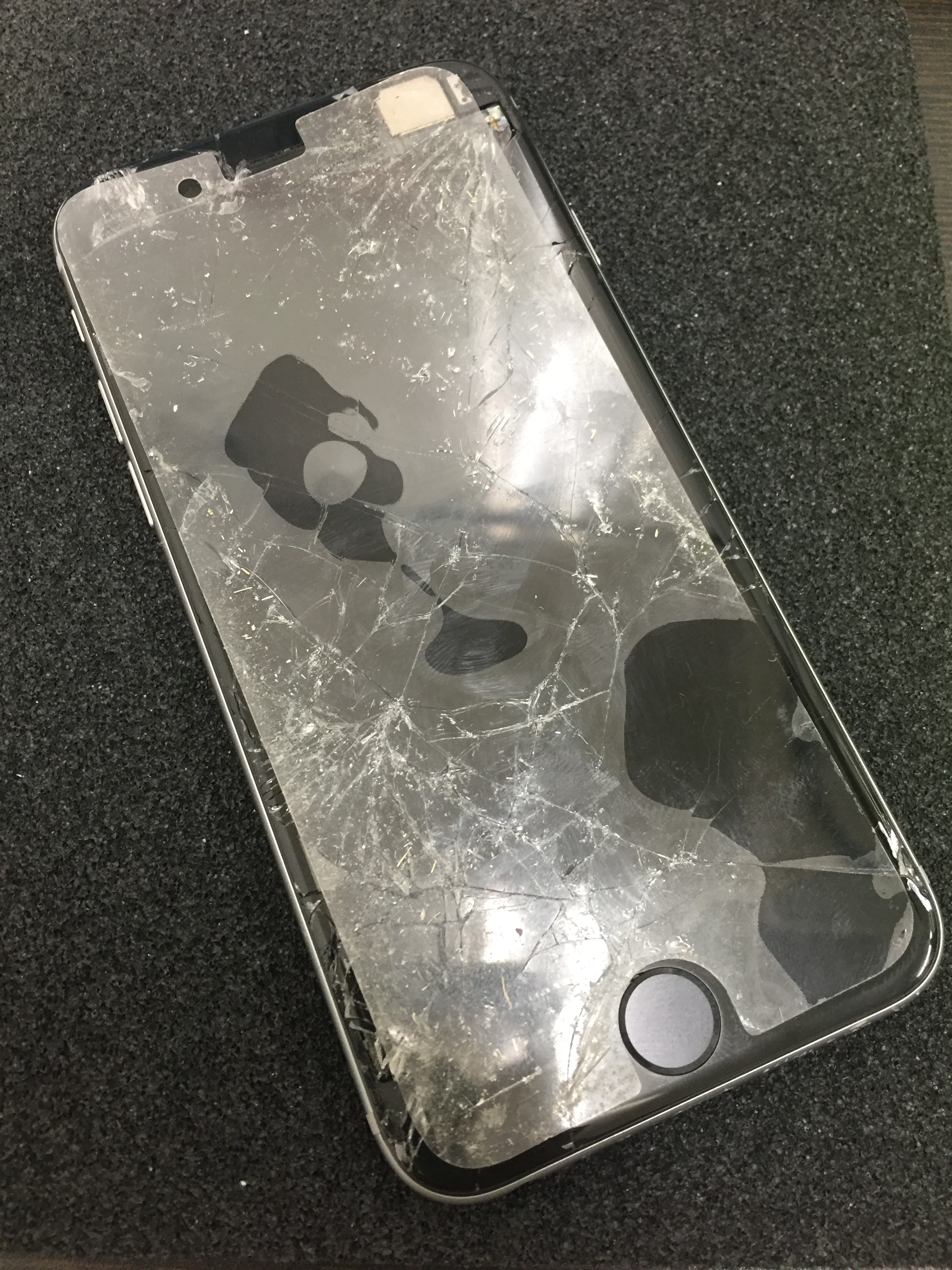 新宿　新大久保でiPhone6のバキバキ画面の修理を行いました！