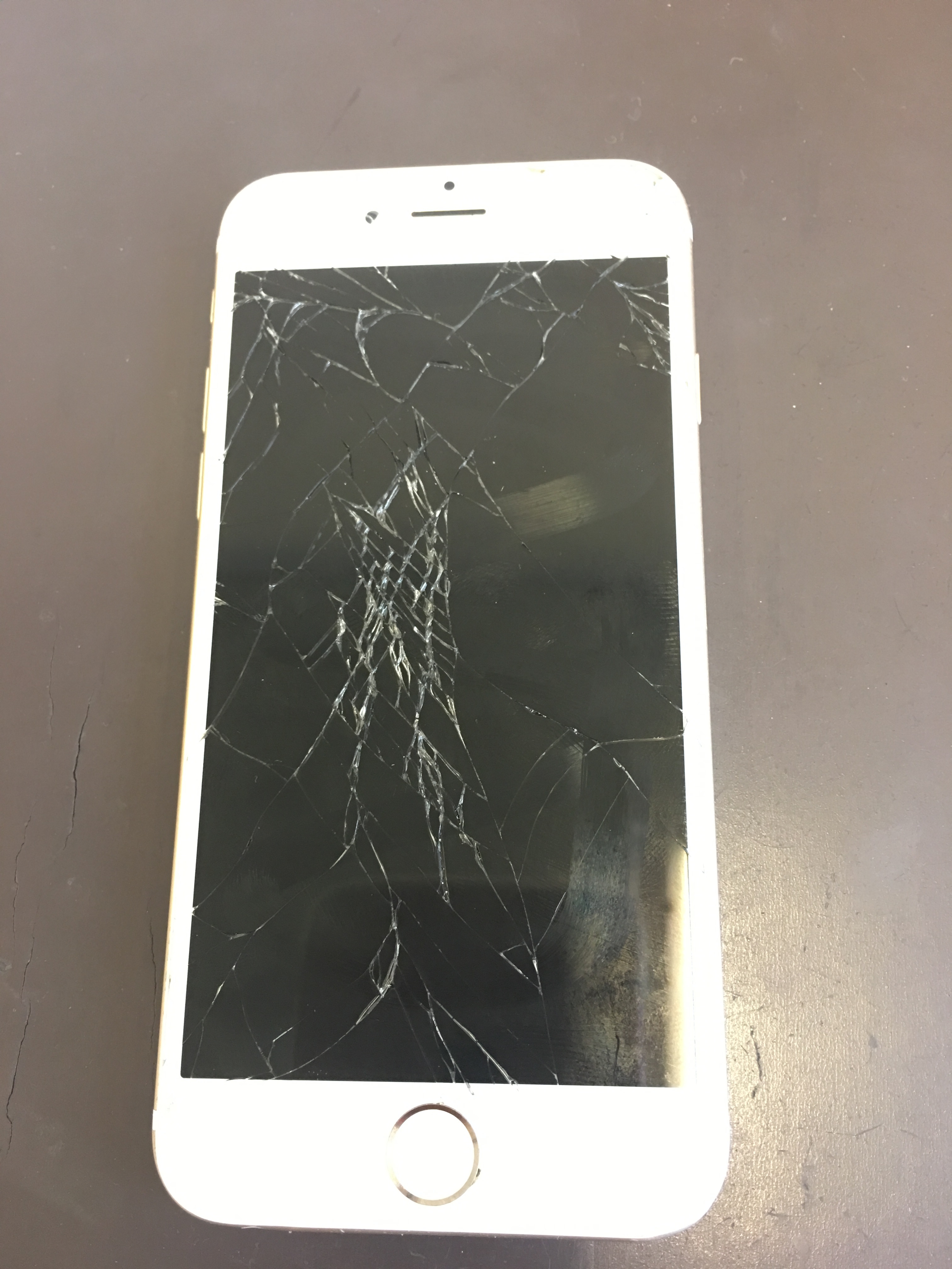 【iPhone７ガラス修理１４８００円】神戸市内いや兵庫県内最安値で修理が可能です！あいプロ三宮駅前店