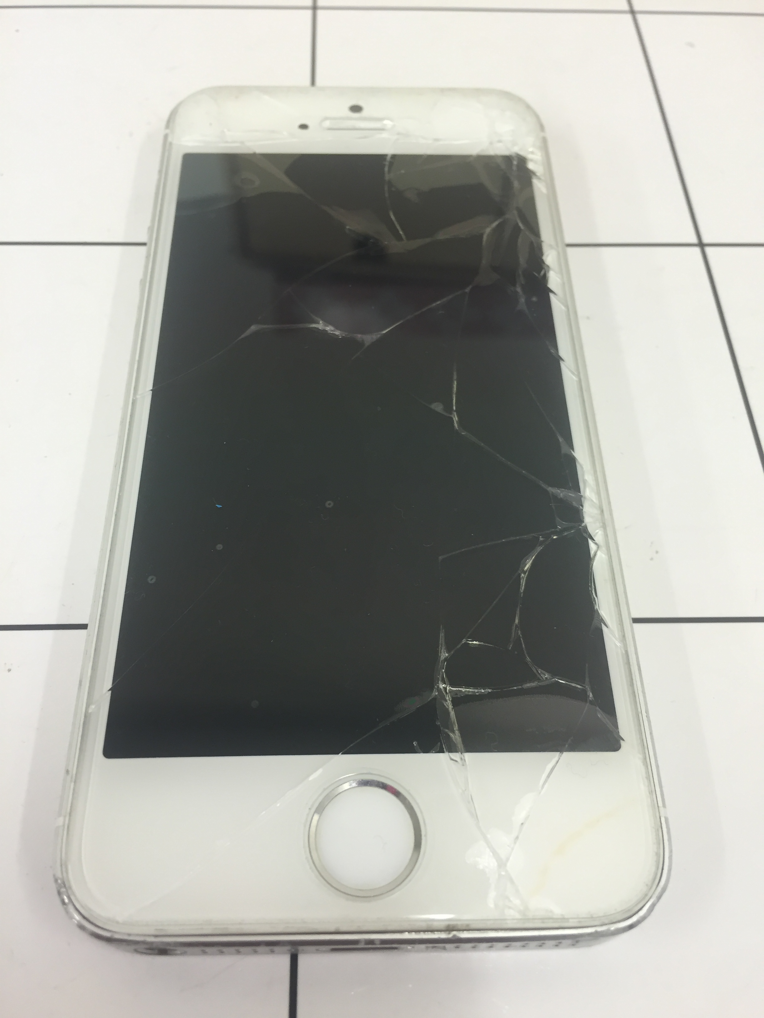 『iPhone 修理 須磨区』あいプロ三宮駅前店へきた方がお安くなります！iPhone修理の際にはあいプロ三宮駅前店へ！