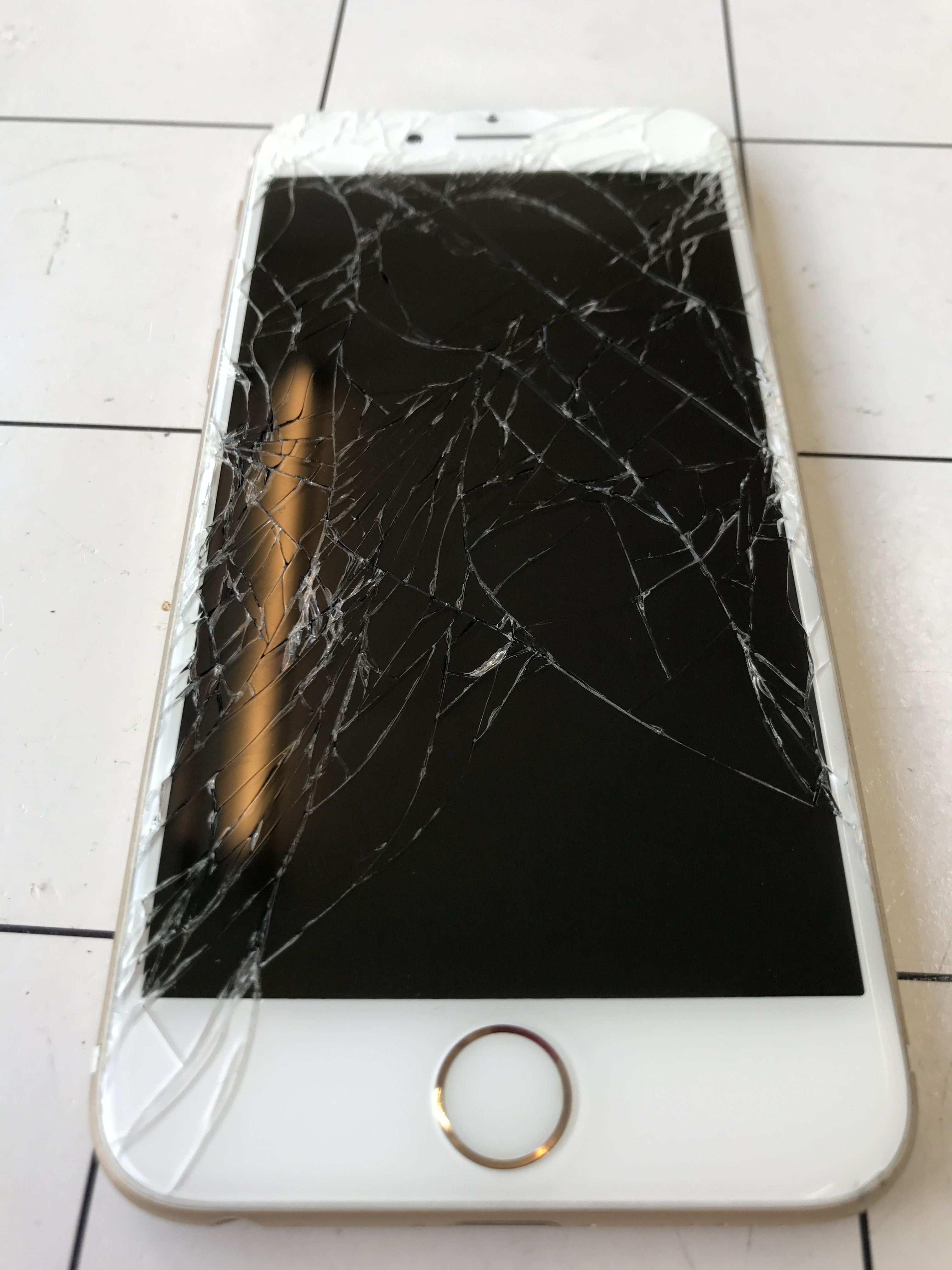 『iPhone 修理 新宿』iPhone６ 液晶交換修理が9500円！あいプロ新大久保店！