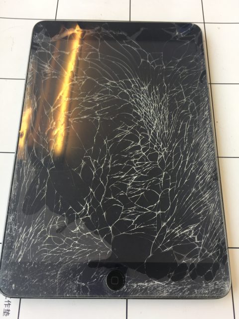 iPad miniガラス交換修理は１１８００円！もちろん即日修理！あいプロ三宮駅前店