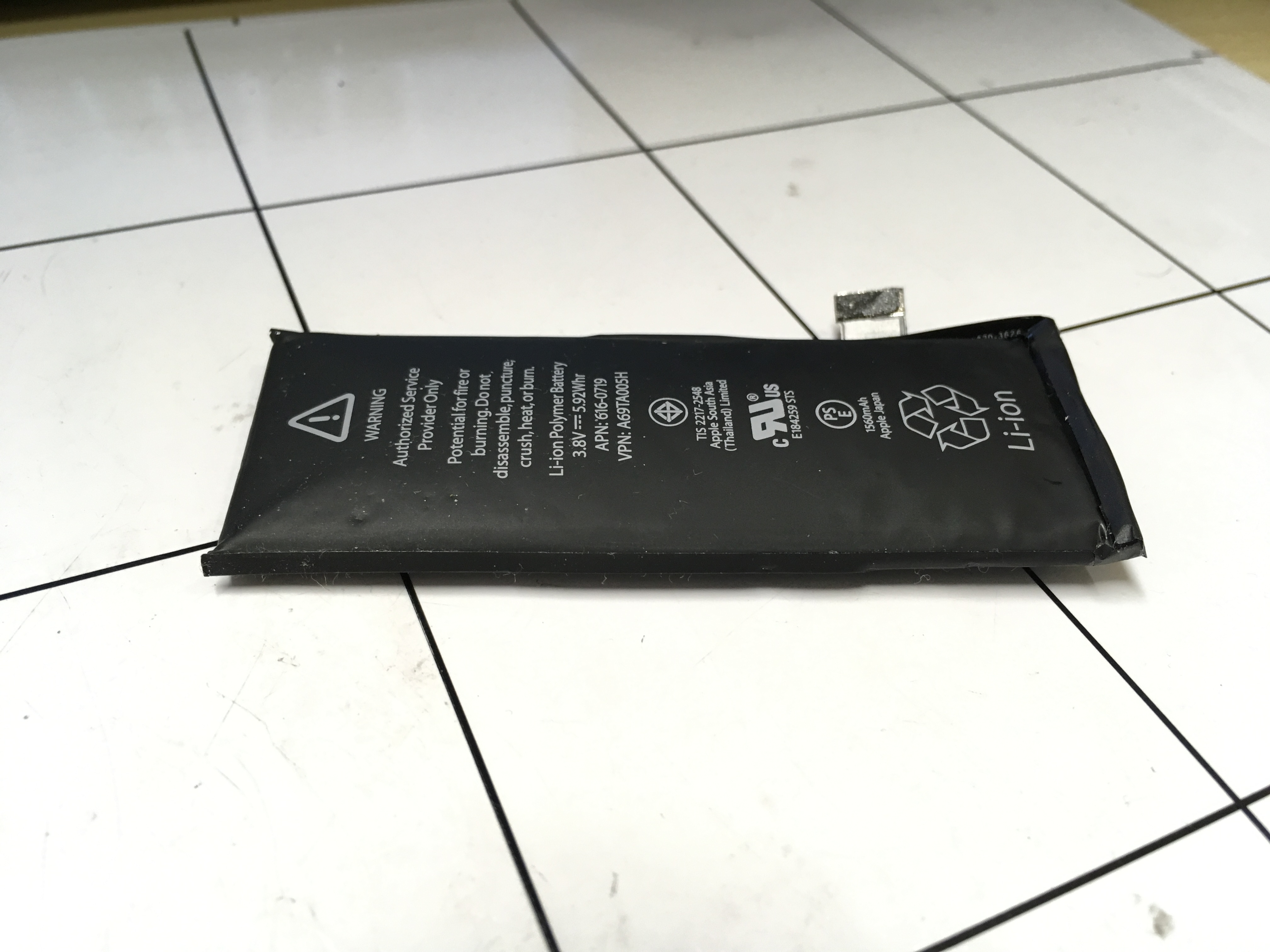 【iPhone　修理　甲府】バッテリーが膨らんでいるから？iPhoneがなんかおかしい！そんな時はあいプロ甲府店へ！