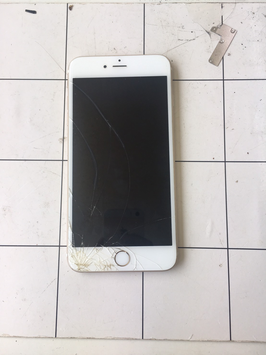 「iPhone　修理　明石市」　お得なキャンペーンさせていただきます！！！アイプロ三宮駅前店へ是非お越しください！