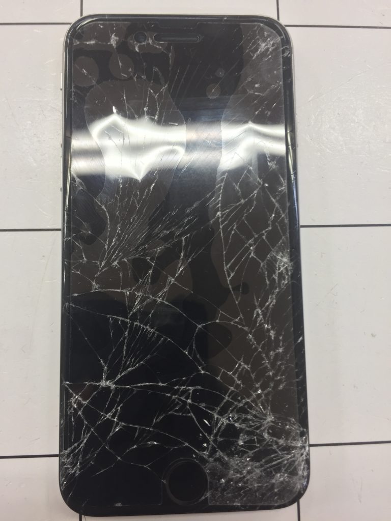 【iPhone　修理　甲府】画面がバッキバキでも大丈夫！あいプロ甲府店で修理すれば新品同様に生まれ変わる！！