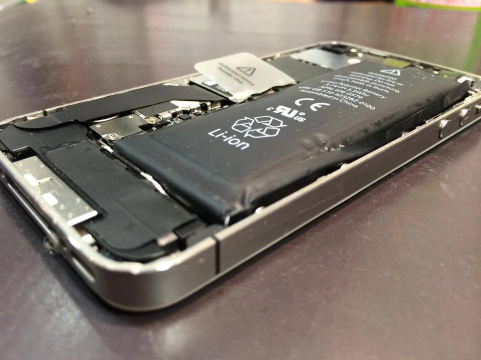 Iphone バッテリー交換 松江市 米子市 画面が浮いてきた バッテリーの膨張が原因かも あいプロイオン松江店にお任せ下さい Iphone 修理 Iphonepro あいプロ