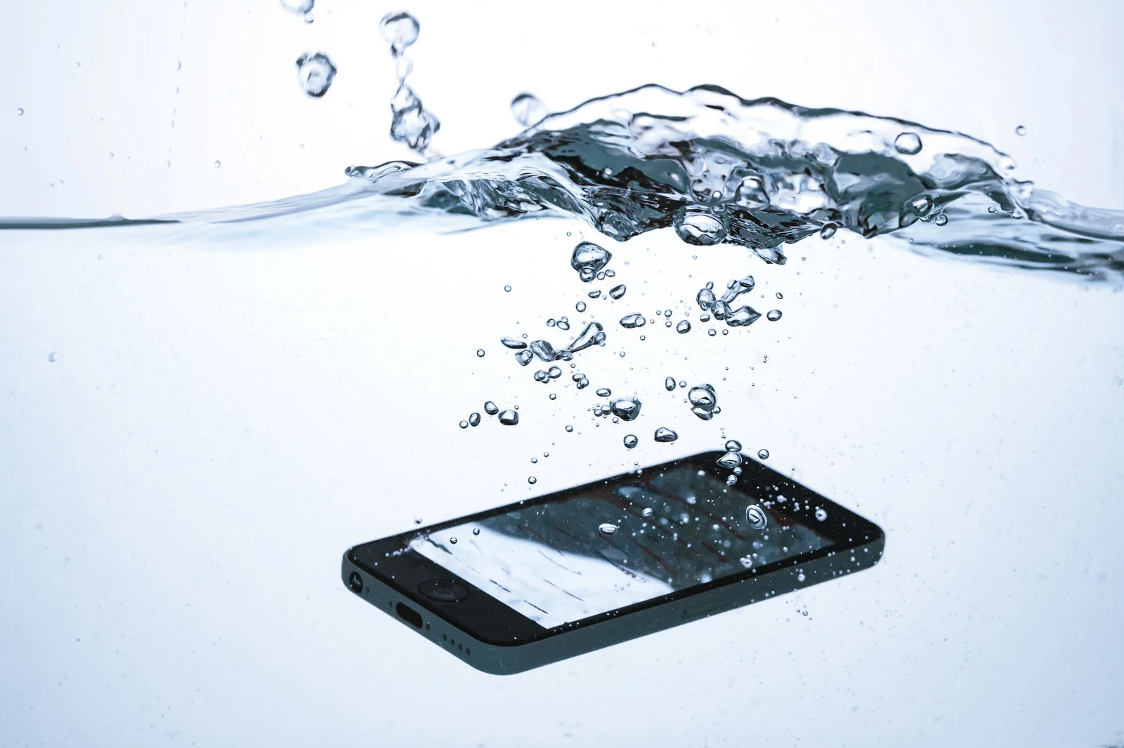 【iPhone　水没　修理】iPhoneの水没はとっても危険。もしも水没してしまったら？気になる方はあいプロ出雲店まで！